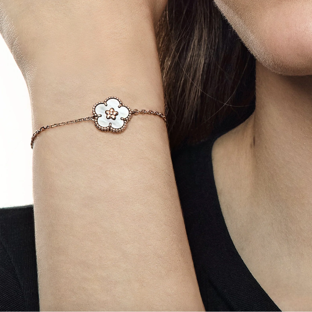 VCA Inspiration Rose Lucky Spring Bracelet, Plumb Blossom, 1 motif